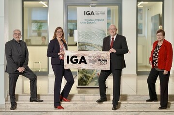 Nach der Aufsichtsratsitzung am 16. 12 2020 prsentieren sich Jochen Sandner, 
Geschftsfhrer der DBG, Nina Frense, RVR-Beigeordnet Bereich IV Umwelt und Grne Infrastruktur, 
Ludwig Schnefeld, zknftiger Geschftsfhrer der IGA Metropole Ruhr 2027 und Karola Gei-Netthfel, RVR Regionaldirektorin. 
 