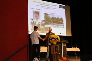 Albrecht Bhler die besten Glckwnsche und berreichte den Preis des Garten- und Landschaftsbaus an Jan Sren Wenz, der die beste Bachelorarbeit im Bereich Landschaftsbau mit dem Titel Wertachpanorama geschrieben hat.