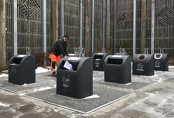 Die Lrmschutzwnde gegen den Straenlrm im Wohngebiet Dornacher Feld bieten den Rahmen fr einen sauberen Standort der H&G Unterflur-Sammelbehlter, vorne fr Abfall/Papier, hinten fr Glas.