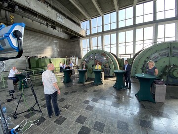 Mit professioneller Regie wurden die Teilnehmerinnen und Teilnehmer auf die live bertragene Podiumsdiskussion vorbereitet.