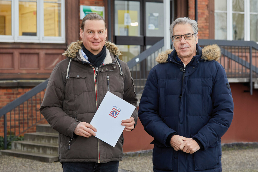 Dipl.-Ing. Daniel Westerholt (l.) bei der Urkundenübergabe mit dem Präsidenten der Hochschule Geisenheim Prof. Dr. Hans Reiner Schultz