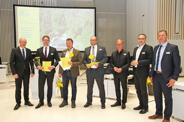 Preisverleihung in Schwerin (von links: Bauminister Christian Pegel, Lukas Vlsch, stellv. Landrat Landkreis Ludwigslust-Parchim, Matthias Proske, Proske Landschaftsarchitektur, Conrad Bremer, Geschftsfhrer CUT Conners Umwelttechnik und Tiefbau GmbH, Prof. Dr. Joachim Joedicke, Prsident der Jury, Christoph Meyn, Prsident der Architektenkammer MV, Thomas Maync, Prsident des Bauverbandes MV)