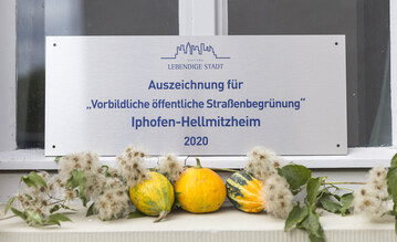 Iphofen-Hellmitzheim ist unter den Prmierten, die eine Auszeichnung fr Vorbildliche ffentliche Straenbegrnung  erhalten. 