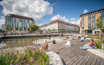 Er belebt seit 2020 die Innenstadt von Kiel: Der Holstenfleet wurde mit ber 5 km Kebony Holz fertiggestellt und ist jetzt preisgekrnt  mit einer Auszeichnung beim Deutschen Landschaftsarchitekturpreis. 