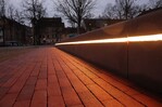 Am Jamnitzer Platz in Nürnberg wurde die Lichtlinie slimlux 20 SC direkt leuchtend in Betonsitzblöcken eingelassen.