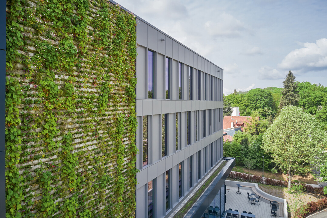 Bei der Grnfassade kommt ein Spezialvlies aus einem Basalt-Glas-Gemisch zum Einsatz, das nicht brennbar ist und den hohen Brandschutzanforderungen gengt.