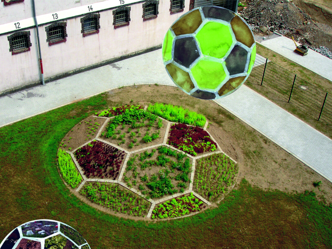 Freisto - Ein Fuball als Garten
Justizvollzugsanstalt Bochum: Im Rahmen eines partizipativen Kunst-und-Bau-Projektes schuf Ulrike Holthfer gemeinsam mit Inhaftierten einen Nutzgarten in Form eines riesigen Fuballs.