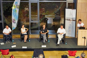 Auf dem Podium sitzen v.l.n.r. Bernhard Schwarz Sinai  Gesellschaft von Landschaftsarchitekten mbH, Prof. Nicole Pfoser Kompetenzzentrum Gebudebegrnung und Stadtklima e.V., Gerhard Haber Ramboll Studio Dreiseitel und Hans-Georg Dannert Leiter Stadtklima Umweltamt FFM und Vorsitzender UFO RM e.V. Moderation: Kristina Oldenburg, Kokonsult 