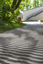 Moderne Flächengestaltung und umweltbewusste Planung: Mit der WaveLiner Rasenwelle von KANN lassen sich öffentliche Flächen mit höherer Verkehrsbelastung attraktiv in Szene setzen.