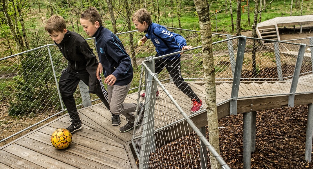 Die Skrping Schule, die in der Gemeinde Rebild in Norddnemark liegt, hat einen interaktiven Spielplatz aus Kebony Holz geschaffen