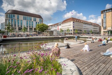 Er belebt seit 2020 die Innenstadt der schleswig-holsteinischen Landeshauptstadt Kiel: Der Holstenfleet (vorher Kleiner Kiel Kanal) wurde mit ber 5 km Kebony Holz fertiggestellt und ist jetzt preisgekrnt.