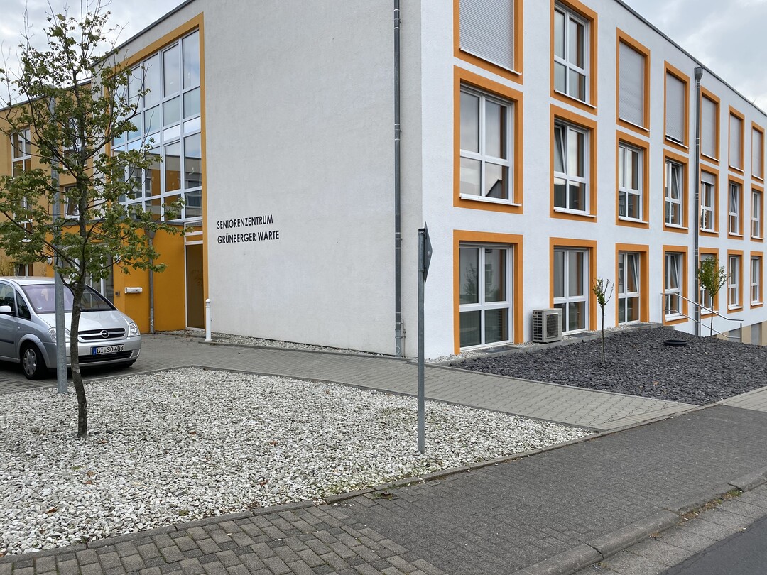  Eine derartige Kombination billigster Materialien mit lieblos gesetzten Pflanzen macht nicht nur bei Herbstwetter trbsinnig. Auch fr die Anwohner und die Bewohner dieses Altenheims ist es ein wenig Lebensfreude versprhendes Stckchen Ortsflche. #Freiraumdoktor 