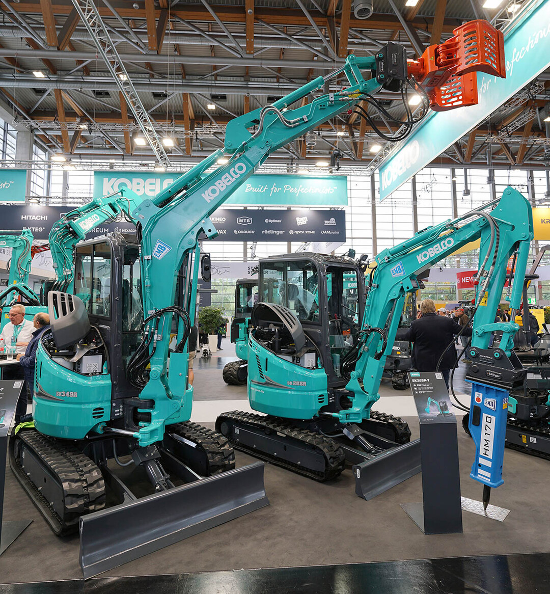 Kobelco bietet im Galabau Leistung und Komfort quer durch alle Klassen: Rechts der 3,5-Tonner SK34SR-7, links der neue SK26SR-7, der mit klimatisierter Vollkabine den neuen Standard bis 2,5 Tonnen und damit fr wirtschaftliche Anhngertransporte setzt.