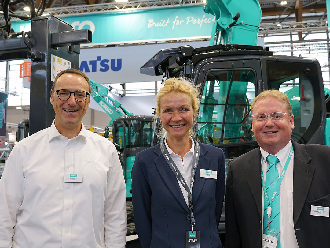 Freuten sich ber einen guten Messeverlauf in Nrnberg (v.l.): Hanns-Markus Renz, Kobelco-Vertriebsleiter D-A-CH, Xenia Kolijn, zentrales Marketing Kobelco Europe und EMB-Geschftsfhrer Michael Ellinger.