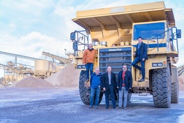 Foto v.l.: MdB Dr. Holger Becker, Harald Kalbfu, Dr. Marko Hckel (AiF), Stefan Kimm-Friedenberg (Inhaber und Geschftsfhrer der Kimm) und Roland Meiner (Geschftsfhrer der Forschungsvereinigung Kalk-Sand)