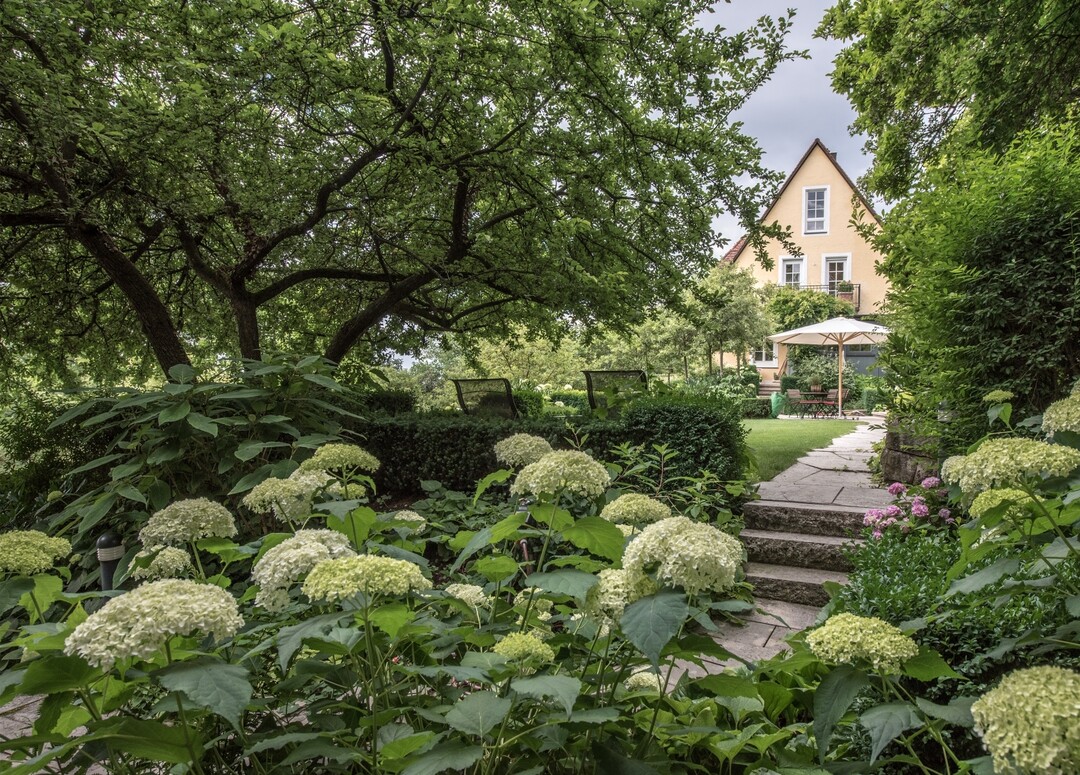 Der Garten des Jahres wird in der neuen Ulmer-Gartenplanungszeitschrift GÄRTEN, die demnächst erscheint, vorgestellt.