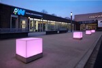 light seats von Lichtwerk beleuchten mit sanftem Farbwechsel den Außenbereich der Wiehler Wasserwelt. Sie setzen attraktive Akzente in der Gestaltung des öffentlichen Raums und sind zugleich Sitzmöbel, die zum Verweilen einladen.