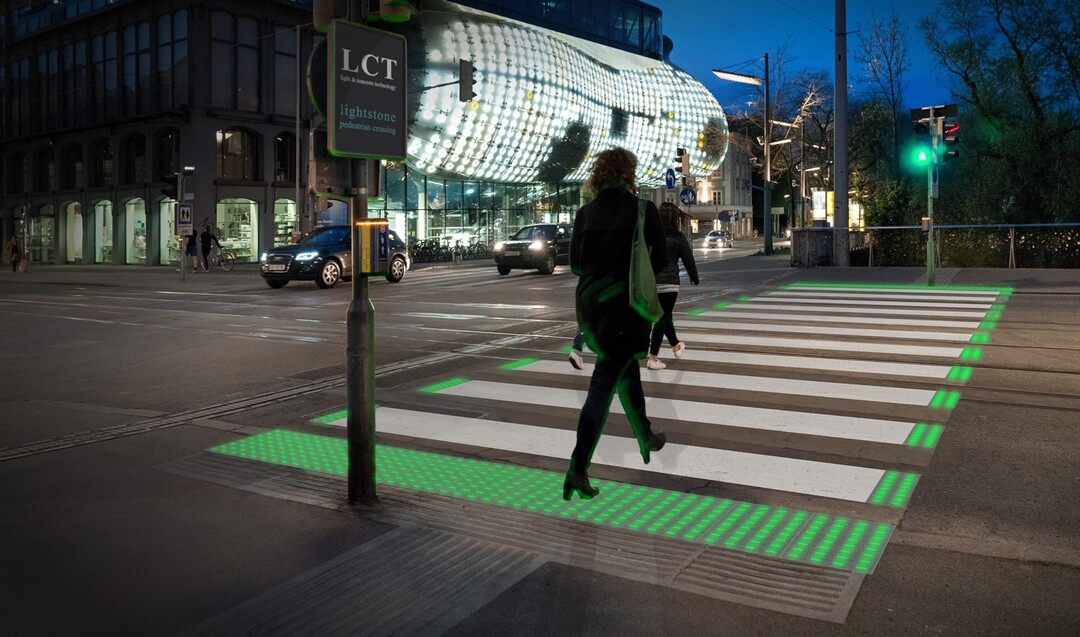 Farbig leuchtende Betonflchen anstatt Fugngerampeln knnen die Verkehrsicherheit verbessern. 