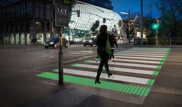 Farbig leuchtende Betonflchen anstatt Fugngerampeln knnen die Verkehrsicherheit verbessern. 