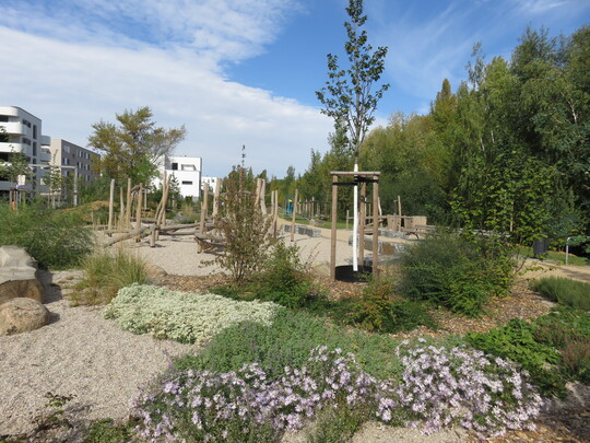 Der 1. Preis in der Kategorie Freianlagen an ffentlichen Einrichtungen  Grnflchen/Parkanlagen/Spielpltze wurde an die Stadt Leipzig, Amt fr Stadtgrn und Gewsser, fr die Gestaltung des Naturerlebnisraumes Hafenstrae am Lindenauer Hafen verliehen.