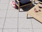 Naturnah und elegant wirkt die Terrassenplatte Living Moments. Für besondere Lichtreflexe sorgen Glimmerpartikel in der feinen Oberfläche.