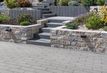 Der umweltfreundliche Stein unterscheidet sich weder technisch noch optisch von herkömmlich gefertigtem Betonsteinpflaster. Das Bild zeigt die Ausführung in der Farbe grau.