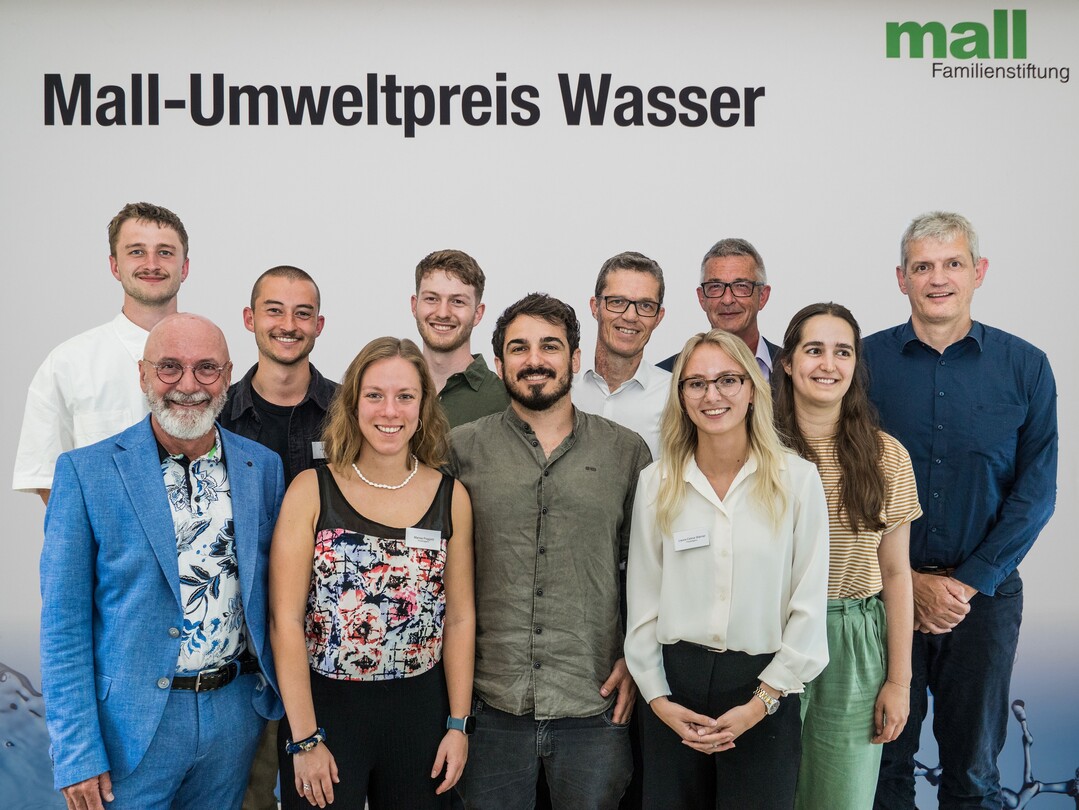 Nach 2023 wurde der Mall-Umweltpreis Wasser in diesem Jahr zum zweiten Mal vergeben: V.l.n.r. Constantin Wragge (Preisträger), Michael Mall (Stiftungsvorstandsvorsitzender der Roland Mall-Familienstiftung und Mitglied der Jury), Felix Görrissen, Marisa Poggioli, Sandro Hunziker, Dr.-Ing. Carlo Morandi (alle Preisträger/-innen), Prof. Dr.-Ing. Ulrich Dittmer (RPTU Kaiserslautern-Landau und Jury-Mitglied), Laura-Celine Warner (Preisträgerin), Dr. Guido Schmuck (Mitglied des Stiftungsrats und der Jury), Anna Breuer (Preisträgerin) und Prof. Dr.-Ing. Heiko Sieker (Jury-Mitglied).
