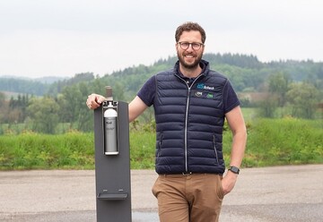 Marcel Schoch, Geschftsfhrender Gesellschafter der HS-Schoch Gruppe, mit dem HS Tower Deluxe und dem passenden Spenderset.