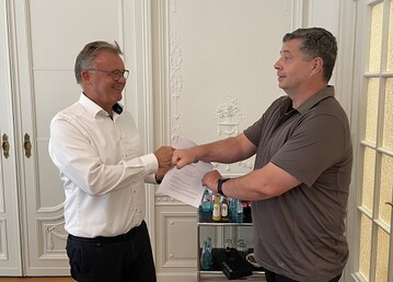  Die niederlndische MegaGroup hat die bernahme des deutschen Bewsserungsspezialisten Reber Beregnung abgeschlossen. Im Bild: Frank Bieletzki (im Namen der MegaGroup)
& Frank Reber. 