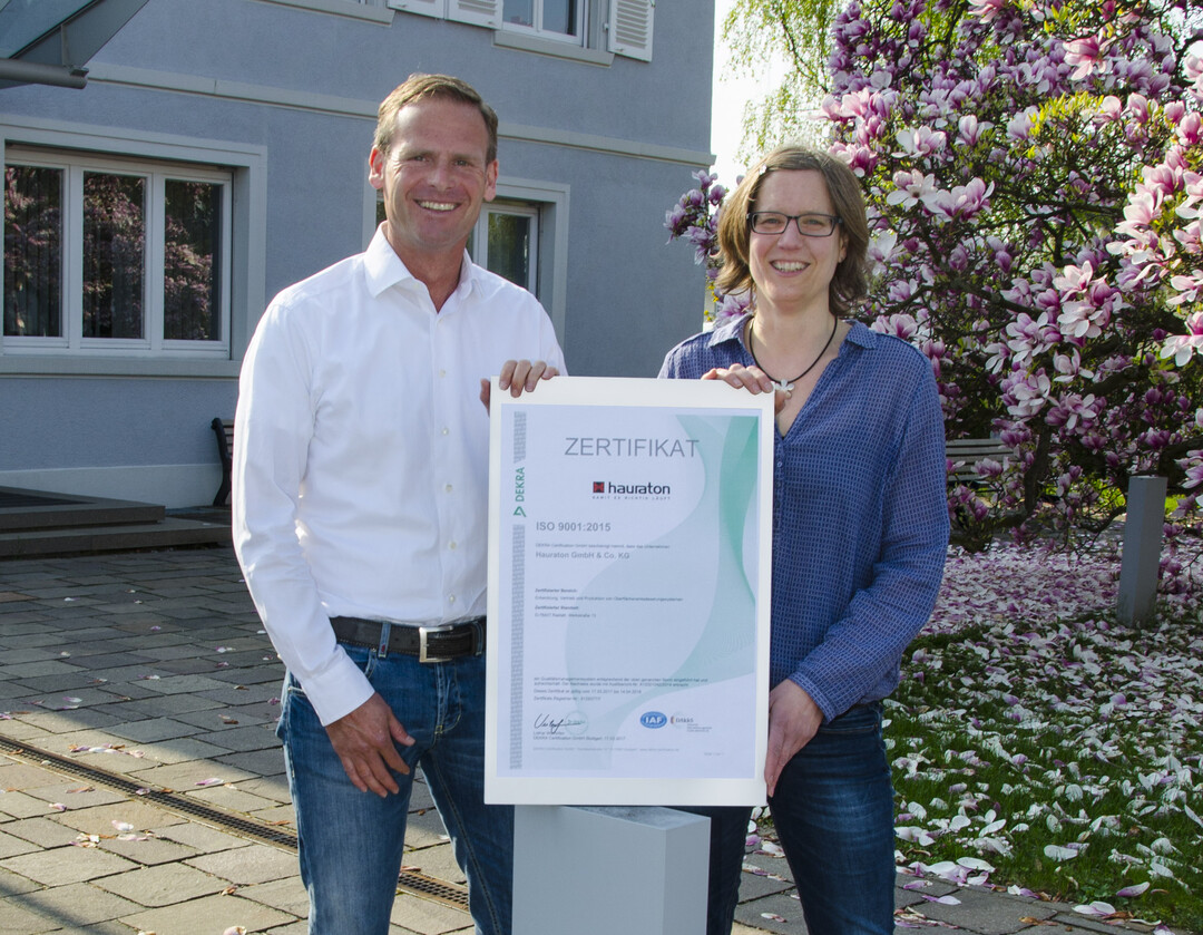 Michael Schenk, Mitglied der Hauraton Geschäftsleitung und Qualitätsmanagement-Beauftragte Claudia Rimat präsentieren das neue Zertifikat.