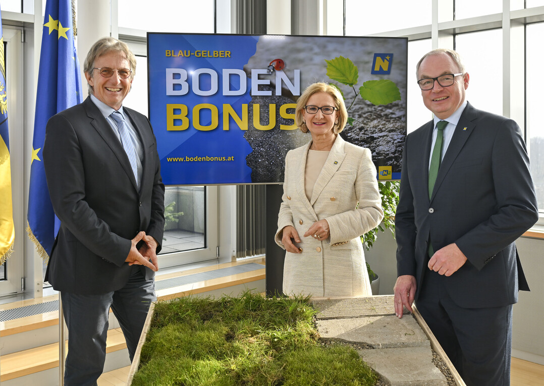 Thomas Knoll (l.), Präsident der Österreichischen Gesellschaft für Landschaftsarchitektur, Landeshauptfrau Johanna Mikl-Leitner und LH-Stellvertreter Stephan Pernkopf bei der Präsentation des „Blau-gelben Bodenbonus“, der ab sofort eine Entsiegelungsprämie bringt.