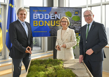Thomas Knoll (l.), Prsident der sterreichischen Gesellschaft fr Landschaftsarchitektur, Landeshauptfrau Johanna Mikl-Leitner und LH-Stellvertreter Stephan Pernkopf bei der Prsentation des Blau-gelben Bodenbonus, der ab sofort eine Entsiegelungsprmie bringt.
