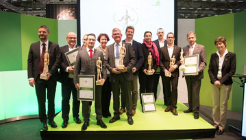 Dem neuen Terrassensystem PINUTEX von MOCOPINUS wurde der Woody Award 2017 in Gold verliehen. Eric Erdmann, CMO Marketing/Vertrieb (3.v.l.) nahm die Auszeichnung in Kln entgegen.