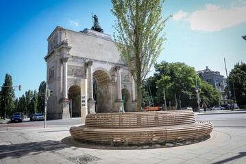 In der Mitte der Rundbnke ragen stattliche Sulenpappeln empor. Diese wurden aufwndig alsGrobume verpflanzt und sind historisch an die bis in die 1880er Jahre  genauer, bis zum Bau derersten Trambahn  vorhandene Pappel-Allee angelehnt.