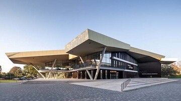 Die neue Musikschule und Konzerthalle in Ventspils, Lettland mit belgrano Bodenplatten, Blockstufen und Sockelemente.