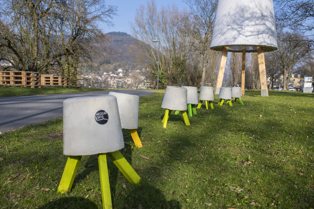 Die Hocker sollen die ausgewählten Stellen am Neckar lebendiger machen und miteinander verbinden.