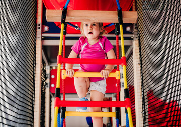 Die Menschen, die hinter der PLAYPARC Allwetter-Freizeit-Anlagenbau GmbH stehen, produzieren und vertreiben die deutschland- und europaweit bekannten Produktlinien NEOSPIEL, 4FCIRCLE , Ersatzteile fr Kinderspielplatzgerte und IMAGINATION PLAYGROUND.