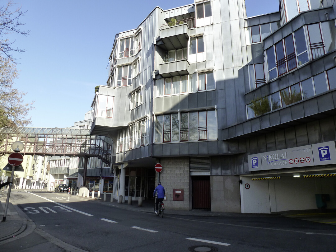 Das Veranstaltungsprogramm umfasst mehrere Stadtspaziergnge. Das Nikolaizentrum von Erich Schneider-Wessling gehrt zu den Wohnungsbauprojekten, die bei einem von Prof. Dirk Manzke von der Hochschule Osnabrck gefhrten Stadtspaziergang besucht werden.