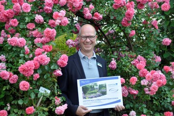 Christian Wandscher mit der Vorstudie zum Benchmarking Grten als Tourismusattraktionen