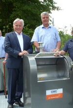 Peter Ley (li), Geschäftsführer der GWG, und Dirk Lange, Betriebsleiter der Stadtreiniger Kassel, setzen auf Unterflursysteme für die zukunfts-weisende Abfallsammlung