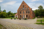 Einst als Speicher für Getreide und Nahrungsmittel erbaut, beeindruckt das Kornhaus auf dem Klostergelände heute mit einem Wechselspiel der Farben auf der mehr als 700 Jahre alten Ziegelfassade.