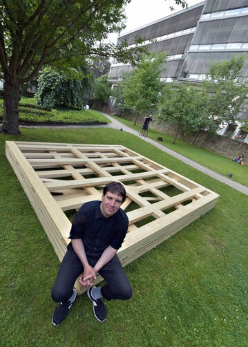 Groes Holzobjekt des Dresdener Bildhauers Marten Schech, das in der Ausstellung Planting Architecture im FrommannschenSkulpturenGarten in Jena vom 6. Juni bis 17. Juli 2018 zu sehen ist