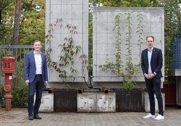 Die Demonstratoren zeigen eine innovative Systemlsung zur innerstdtischen Gebudebegrnung, bestehend aus mehrschichtigen Betonfertigteilelementen. (v.l.n.r.) Prof. Dr.-Ing. Matthias Pahn und Dipl.-Ing. Fabian Penkert, beide TU Kaiserslautern. 