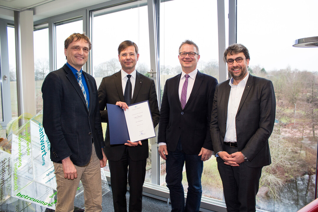 Freuen sich auf die weitere Zusammenarbeit (v.l.): Prof. Dr. Andreas Bertram, Honorarprofessor Dr. Mark von Wietersheim, Prof. Dr. Bernd Lehmann, Prof. Martin Thieme-Hack