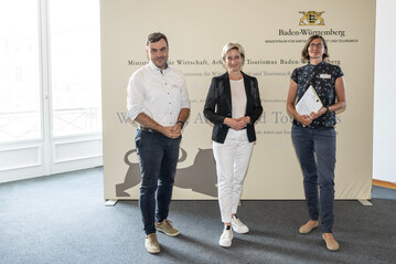 Wirtschafts- und Arbeitsministerin Dr. Nicole Hoffmeister-Kraut (Mitte) hat den Frderbescheid fr das Weiterbildungsprojekt GeWeGe@skills.BW an die Projektverantwortlichen der Bodensee-Stiftung Dimitri Vedel, Schwerpunkt Energiewende, (links) und Daniela Dietsche, Schwerpunkt Biodiversitt (rechts) bergeben.