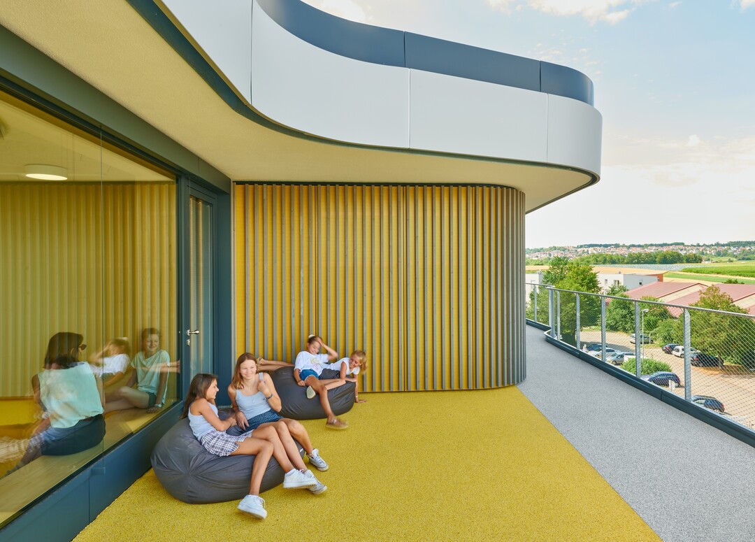 Farbige Spezialbeläge von Polytan in Schulneubau von Behnisch Architekten