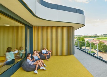 Farbige Spezialbelge von Polytan in Schulneubau von Behnisch Architekten