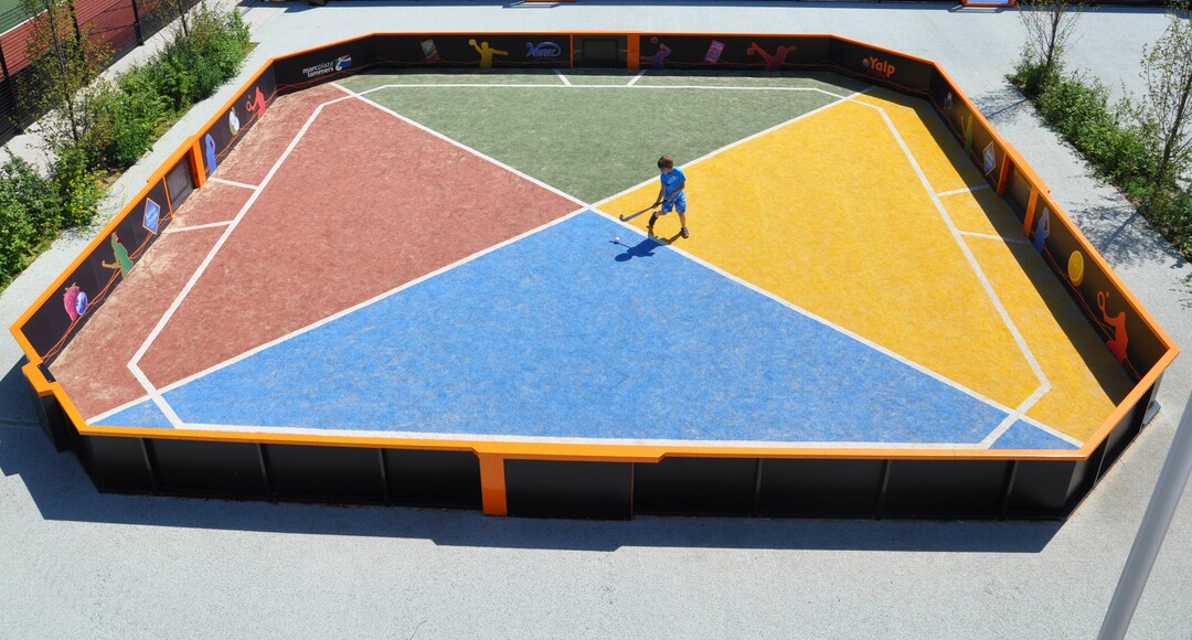 Mithilfe von Licht- und Akustiksignalen wird das Spielgerät Polytan Yalp Toro erklärt, gelenkt und der aktuelle Punktestand den Kindern kommuniziert.
