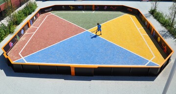 Mithilfe von Licht- und Akustiksignalen wird das Spielgert Polytan Yalp Toro erklrt, gelenkt und der aktuelle Punktestand den Kindern kommuniziert. 