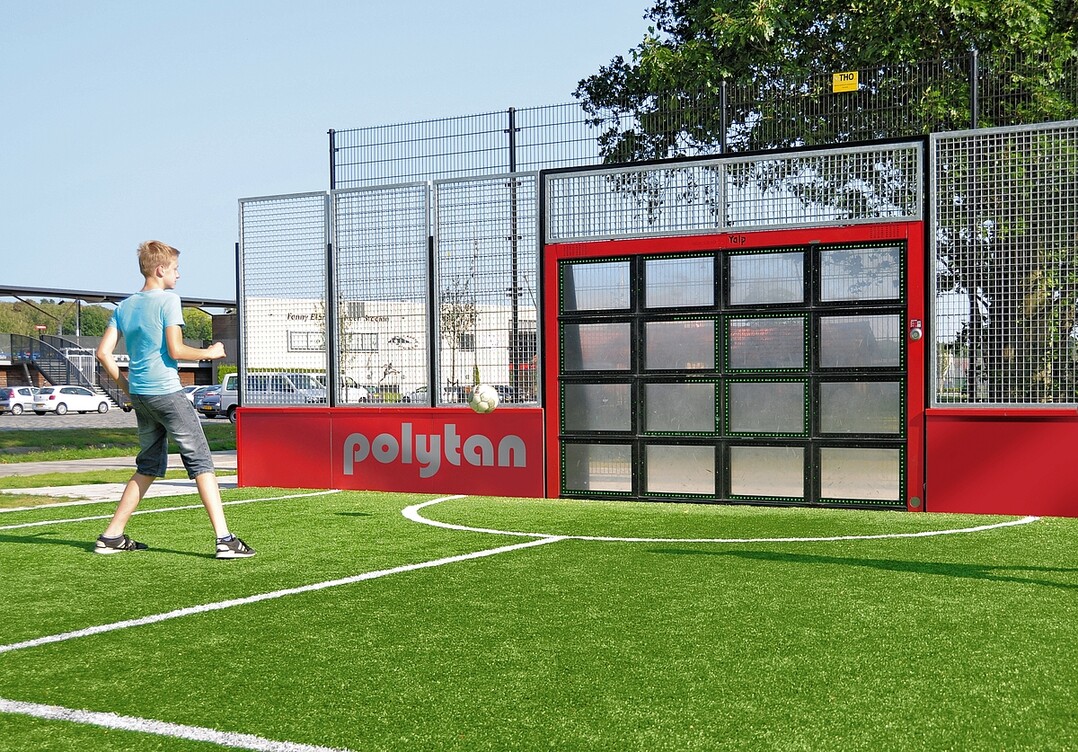 Mit der interaktiven Sportwand Polytan Yalp Sutu lassen sich die motorischen, kognitiven und sozialen Fähigkeiten von Kindern und Jugendlichen spielerisch trainieren.
